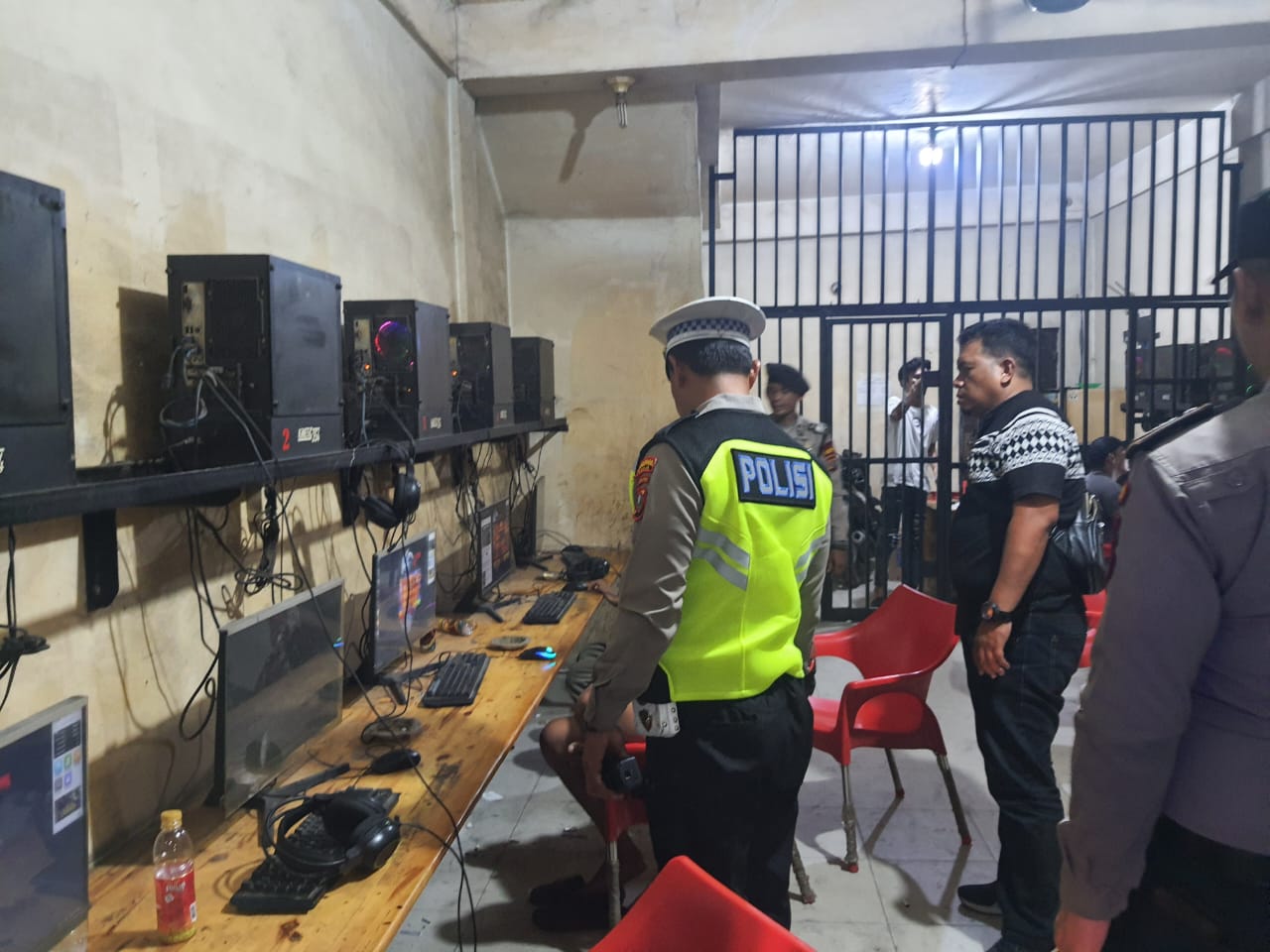 Personil Detasemen Gegana Sat Brimob Polda Sumut Seser Medan Sunggal Memastikan Situasi Kamtibmas 
