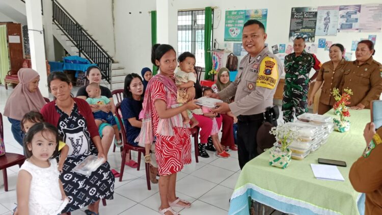 Bhabinkamtibmas Simalungun Hadiri Posyandu Dengan Pemberian Makanan Tambahan Kepada Masyarakat 