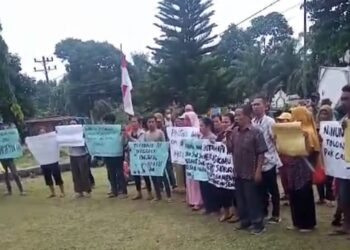 Geruduk Kantor Camat Hatonduhan, Warga Nagori Bosar Nauli Minta Jabatan Pangulu Dicopot