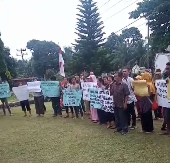Geruduk Kantor Camat Hatonduhan, Warga Nagori Bosar Nauli Minta Jabatan Pangulu Dicopot Geruduk Kantor Camat Hatonduhan, Warga Nagori Bosar Nauli Minta Jabatan Pangulu Dicopot