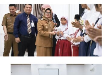 Wali Kota Pematangsiantar Bagikan Secara Simbolis Buku Tabungan Kepada siswa SD dan SMP