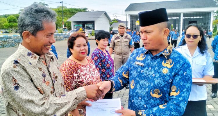 Upacara HKN Di Simalungun Dirangkai Dengan Bulan Sadar Pajak dan Pemberian Tali Asih Kepada ASN Pensiun
