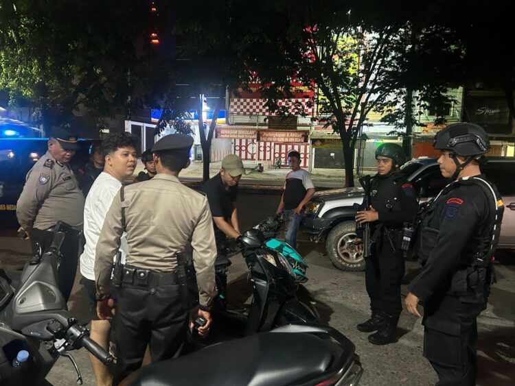 Personil Den 45 Sat Brimob Polda Sumut Giat Patroli Kamtibmas, Menjaga Situasi Tetap Aman Dan Kondusif