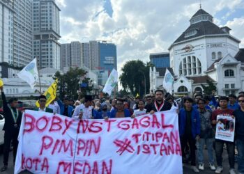 "Bobby Nasution Gagal Pimpin Kota Medan" Tulisan di Kain Putih Mimbar Rakyat Cipayung Plus Kota Medan