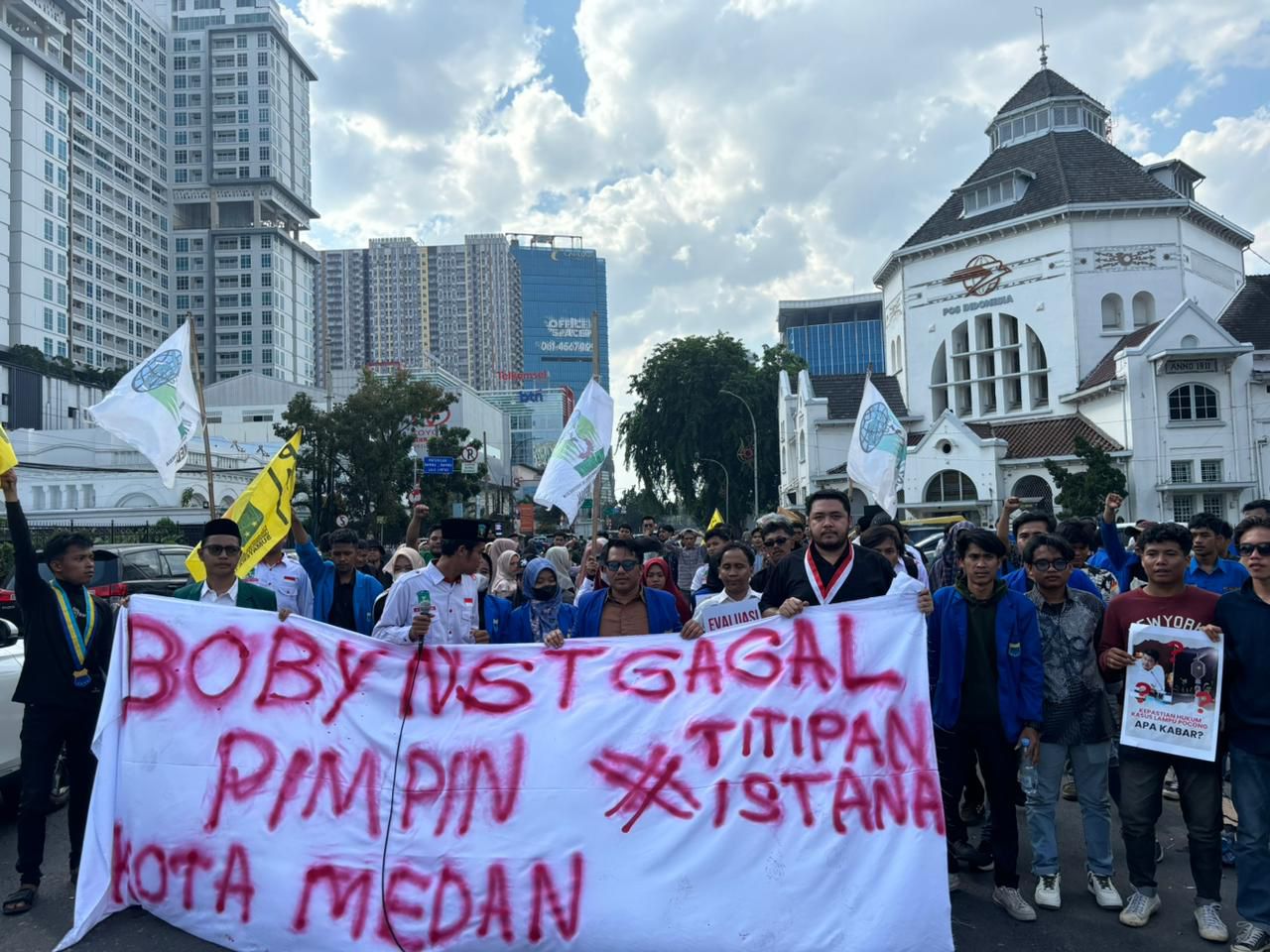 "Bobby Nasution Gagal Pimpin Kota Medan" Tulisan di Kain Putih Mimbar Rakyat Cipayung Plus Kota Medan