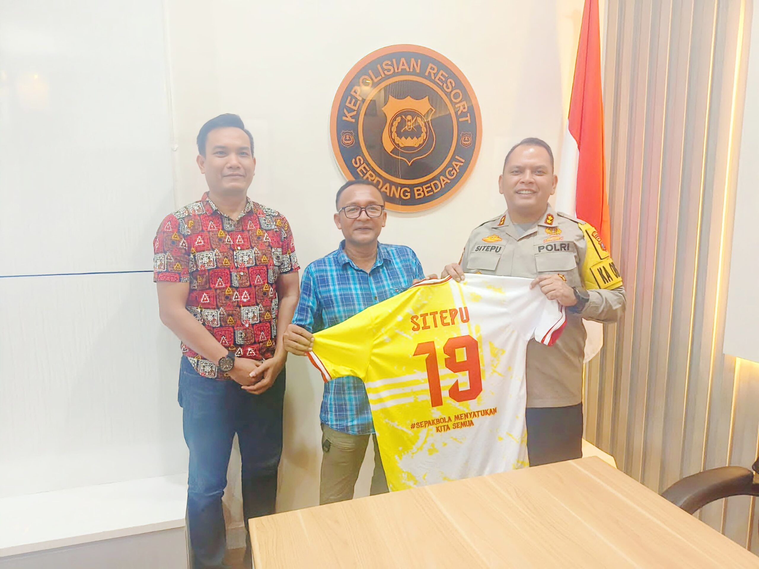 Terima Jersey, Kapolres Sergai Resmi Bergabung di Tim sepakbola Oldcrack Forkopimda