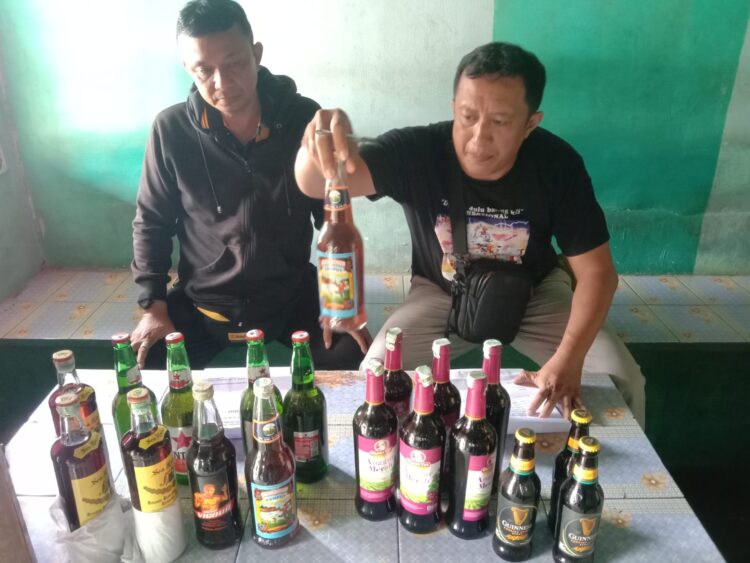 Polsek Bangun Resor Simalungun Sita  Sita Puluhan Botol Miras dari Kafe Jaya