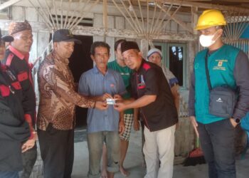 Bantuan KRNS, Rumah Panut 30 Tahun Tak Miliki Listrik Akhirnya Terang Benderang