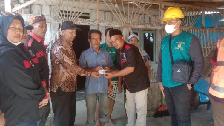 Bantuan KRNS, Rumah Panut 30 Tahun Tak Miliki Listrik Akhirnya Terang Benderang