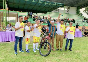 Kakek Abdul Saragih Sumringah Terima Sepeda dari Kapolres Sergai