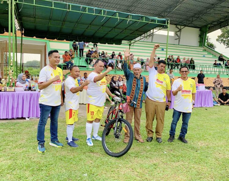 Kakek Abdul Saragih Sumringah Terima Sepeda dari Kapolres Sergai
