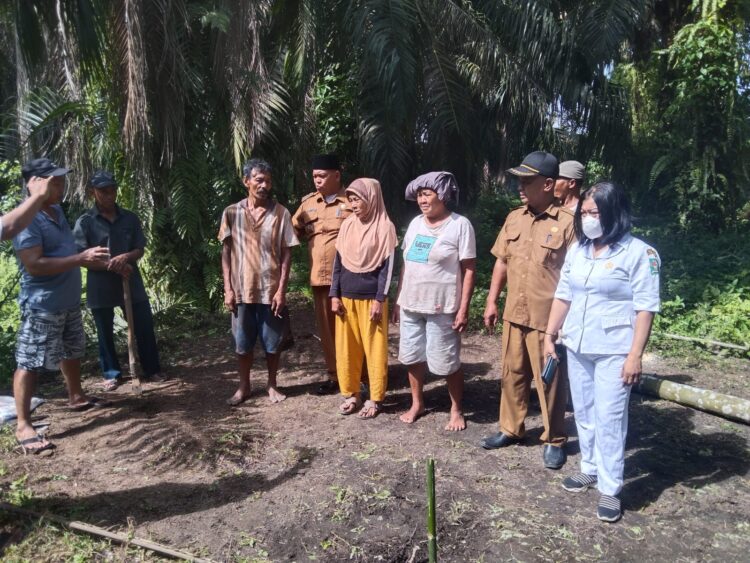 Camat Pematang Bandar dan Lurah Serta Masyarakat Marharoan Bolon Benahi Gubuk Warga Tak Mampu
