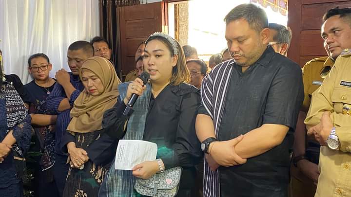 Bupati Pakpak Bharat dan Ny. Juniatry Sampaikan Belasungkawa Untuk Keluarga Almh Karina Tumangger Bupati Pakpak Bharat dan Ny. Juniatry Sampaikan Belasungkawa Untuk Keluarga Almh Karina Tumangger