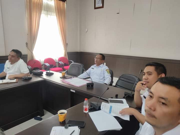 Sekda Pakpak Bharat Pimpin Rakor dan Evaluasi Penyelenggaraan Pelayanan Publik Sekda Pakpak Bharat Pimpin Rakor dan Evaluasi Penyelenggaraan Pelayanan Publik