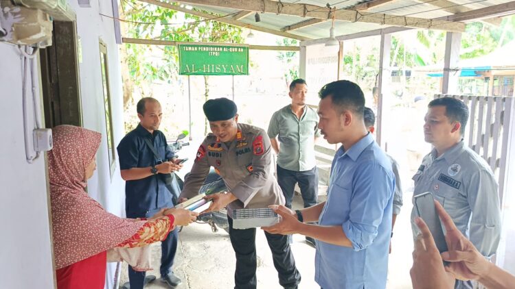 Kompi 4 Batalyon C Sat Brimob Polda Sumut Bagikan Al-Qur'an dan Iqra kepada Anak-Anak di TPA