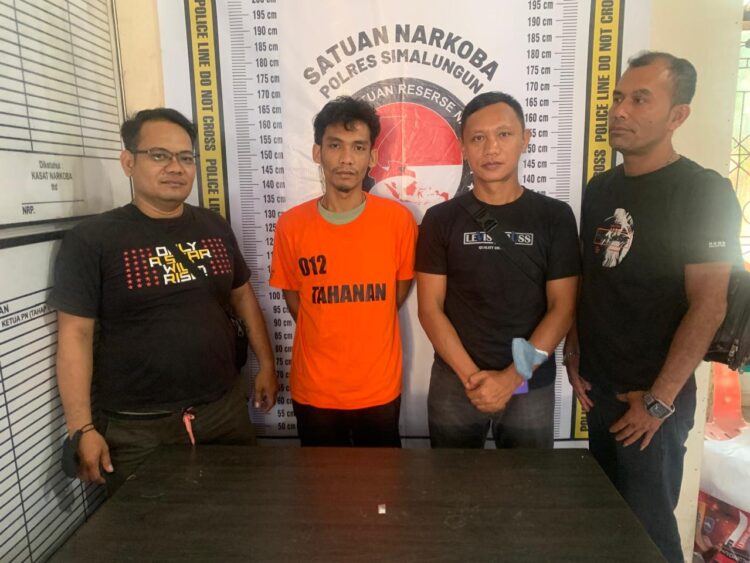 Polres Simalungun Tangkap Pengedar Narkoba pada Operasi Grebek Kampung Narkoba Polres Simalungun Tangkap Pengedar Narkoba pada Operasi Grebek Kampung Narkoba