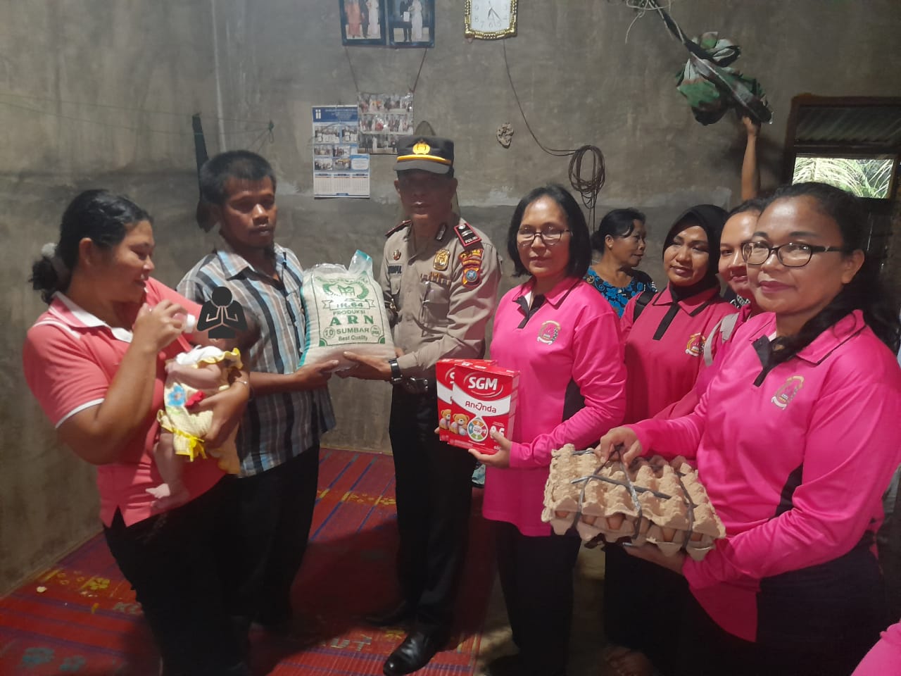 Kapolsek Sorkam Berikan Bansos Kepada Ibu Reterdasi Mental Lahiran