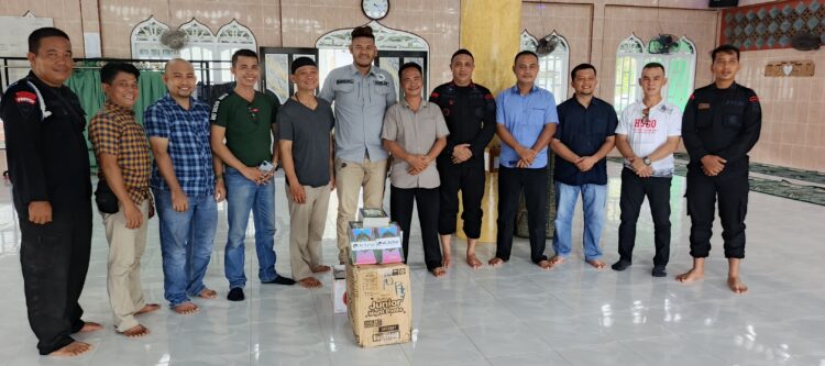 Kompi 4 Batalyon C Sat Brimob Polda Sumut dan Tim Peduli Umat Bagikan Al-Qur'an dan Iqra di TPA dan LDDI Sirombu 