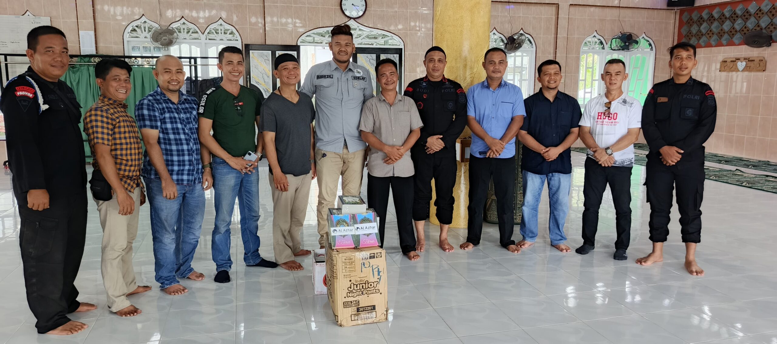 Kompi 4 Batalyon C Sat Brimob Polda Sumut dan Tim Peduli Umat Bagikan Al-Qur'an dan Iqra di TPA dan LDDI Sirombu 