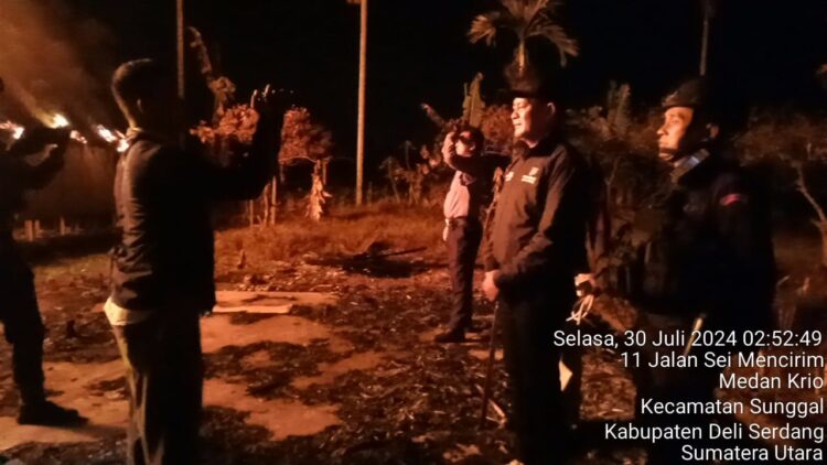 Patroli Kamtibmas, Sat Brimob Polda Sumut Bakar Barak Penyalahgunaan Narkoba Wilayah Hukum Polsek Sunggal