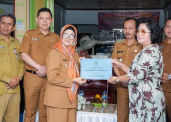 Wali Kota Pematangasiantar Serahkan Alat Praktik Siswa Pendidikan Non Formal Tahun 2024 di LKP Vin's Salon 