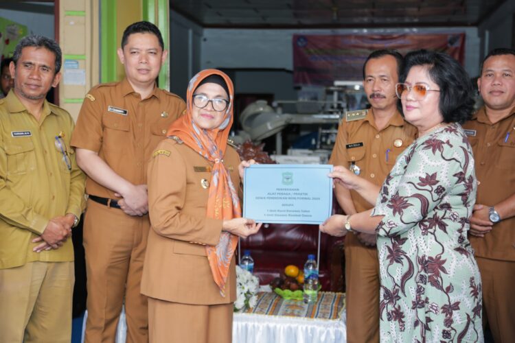 Wali Kota Pematangasiantar Serahkan Alat Praktik Siswa Pendidikan Non Formal Tahun 2024 di LKP Vin's Salon 