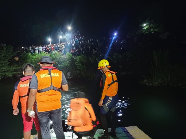Minibus Terjun ke Danau Toba, Tim SAR Gabungan Evakuasi Pangulu Nagori Ujung Mariah