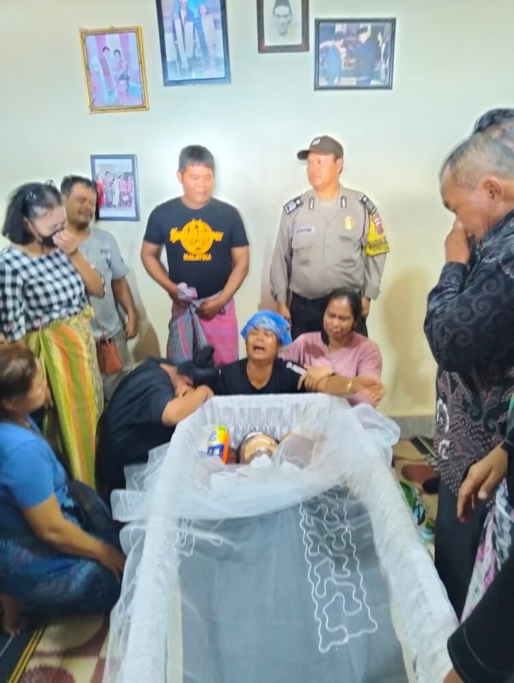 Kapolsek Saribu Dolok Melayat ke Rumah Duka Pangulu Nagori Ujung Mariah yang Meninggal Akibat Kecelakaan Tunggal