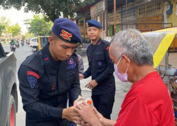 Jumat Berkah, Batalyon A Sat Brimob Polda Sumut Bagikan Makanan Bagi Masyarakat yang Membutuhkan