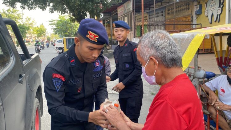 Jumat Berkah, Batalyon A Sat Brimob Polda Sumut Bagikan Makanan Bagi Masyarakat yang Membutuhkan
