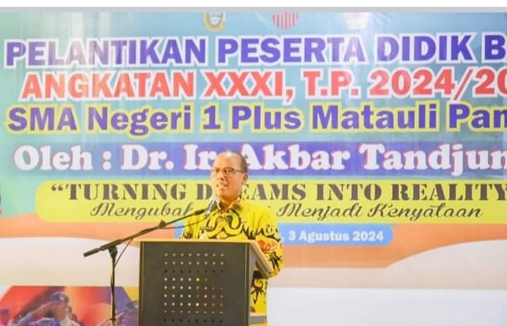 Pj Bupati Tapteng Serahkan Beasiswa Kepada 20 Orang Siswa-siswi Berprestasi Asal Tapteng