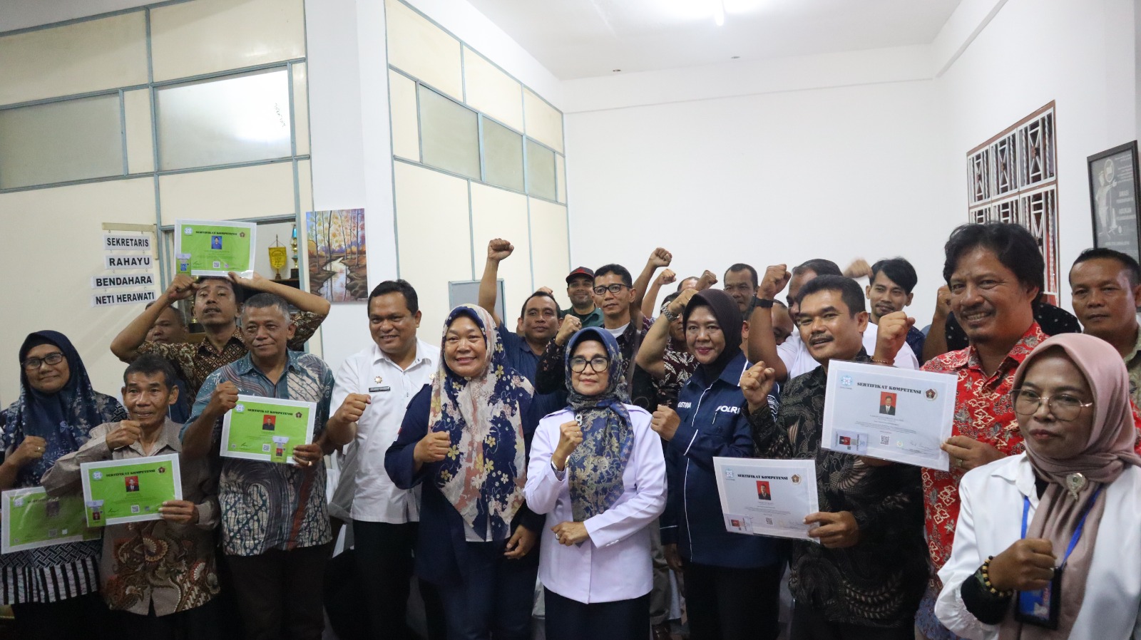 Ps Kasihumas Polres Pematangsiantar Hadiri Penyerahan Kartu dan Sertifikat UKW Angkatan 57 Ps Kasihumas Polres Pematangsiantar Hadiri Penyerahan Kartu dan Sertifikat UKW Angkatan 57