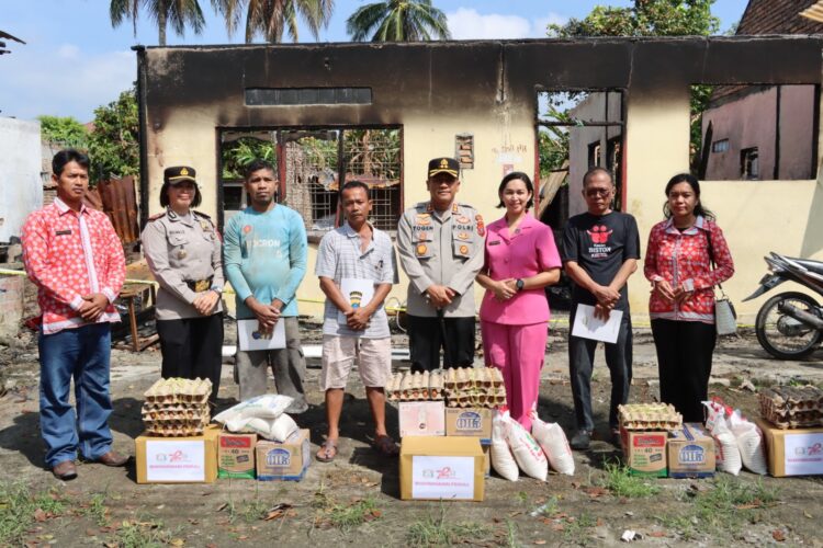 Wujud Kepedulian, Kapolres Pematangsiantar Berikan Bantuan Kepada Korban Kebakaran Wujud Kepedulian, Kapolres Pematangsiantar Berikan Bantuan Kepada Korban Kebakaran
