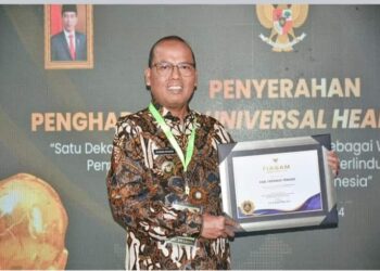 Pj Bupati Tapteng Kembali Ukir Prestasi Di Bidang Kesehatan Terima UHC Award Dari Wapres RI