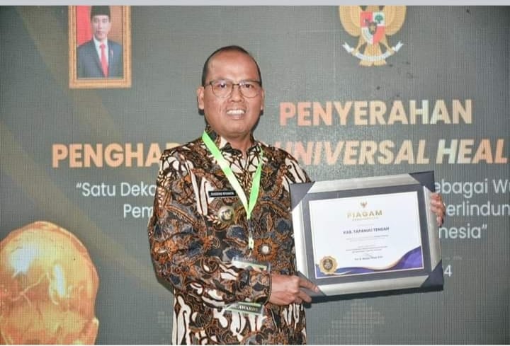 Pj Bupati Tapteng Kembali Ukir Prestasi Di Bidang Kesehatan Terima UHC Award Dari Wapres RI