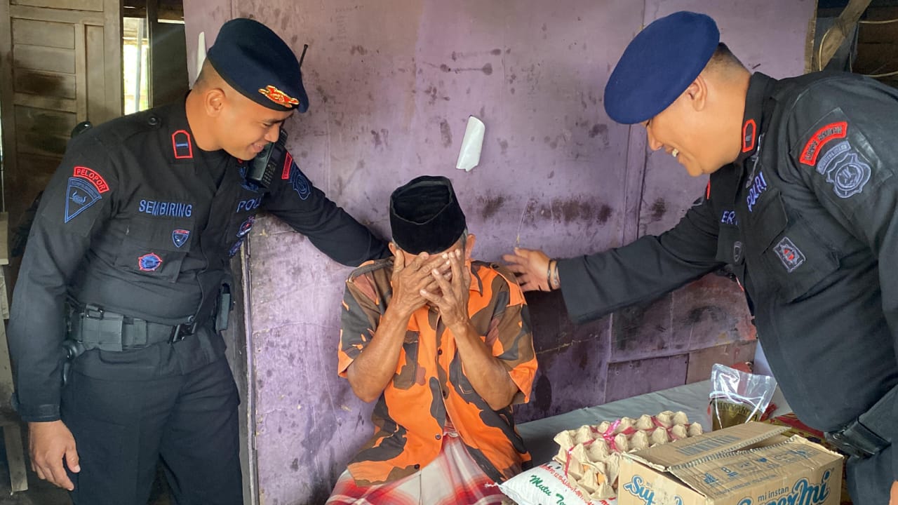 Jumat Berkah, Batalyon C Sat Brimob Polda Sumut Bagikan Sembako kepada Masyarakat Kurang Mampu Jumat Berkah, Batalyon C Sat Brimob Polda Sumut Bagikan Sembako kepada Masyarakat Kurang Mampu