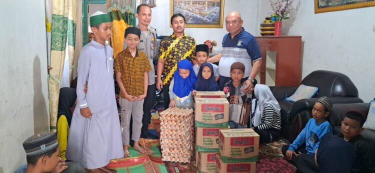 Kapolsek Siantar Utara Berikan Bansos kepada Anak Yatim Piatu di Jumat Berkah 