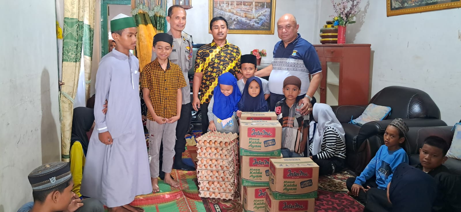Kapolsek Siantar Utara Berikan Bansos kepada Anak Yatim Piatu di Jumat Berkah 