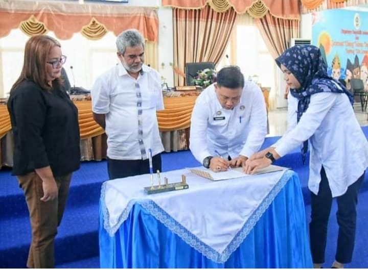 Pemkab Tapteng Dan DPRD Tapteng Sepakat Tanda Tangani Pakta Integritas Rancangan KUA dan PPAS APBD TA 2025