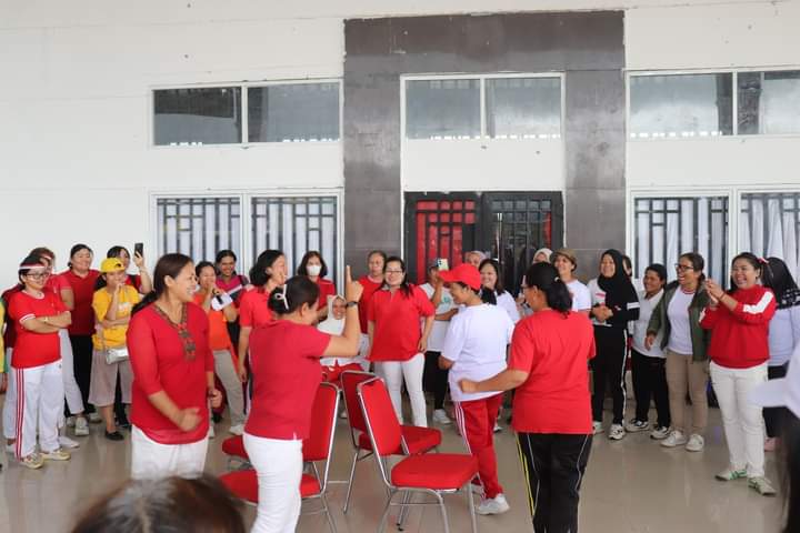 Dharma Wanita Persatuan Kabupaten Pakpak Bharat Meriahkan HUT RI Dengan Berbagai Perlombaan 