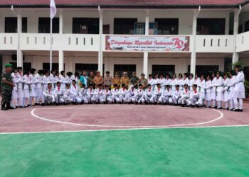 Danramil 10/Tanah Jawa Kodim 0207/Sml Kapten Inf Marasi G. Sinaga Ikuti Upacara Pengukuhan Paskibra Tingkat Kecamatan Tanah Jawa
