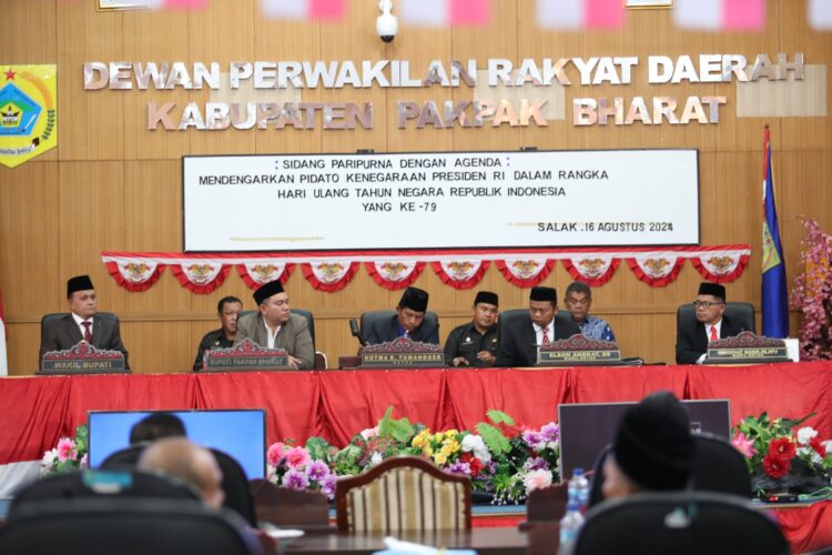 Bupati Pakpak Bharat Mendengarkan Pidato Kenegaraan Presiden RI di Sidang Paripurna Istimewa DPRD