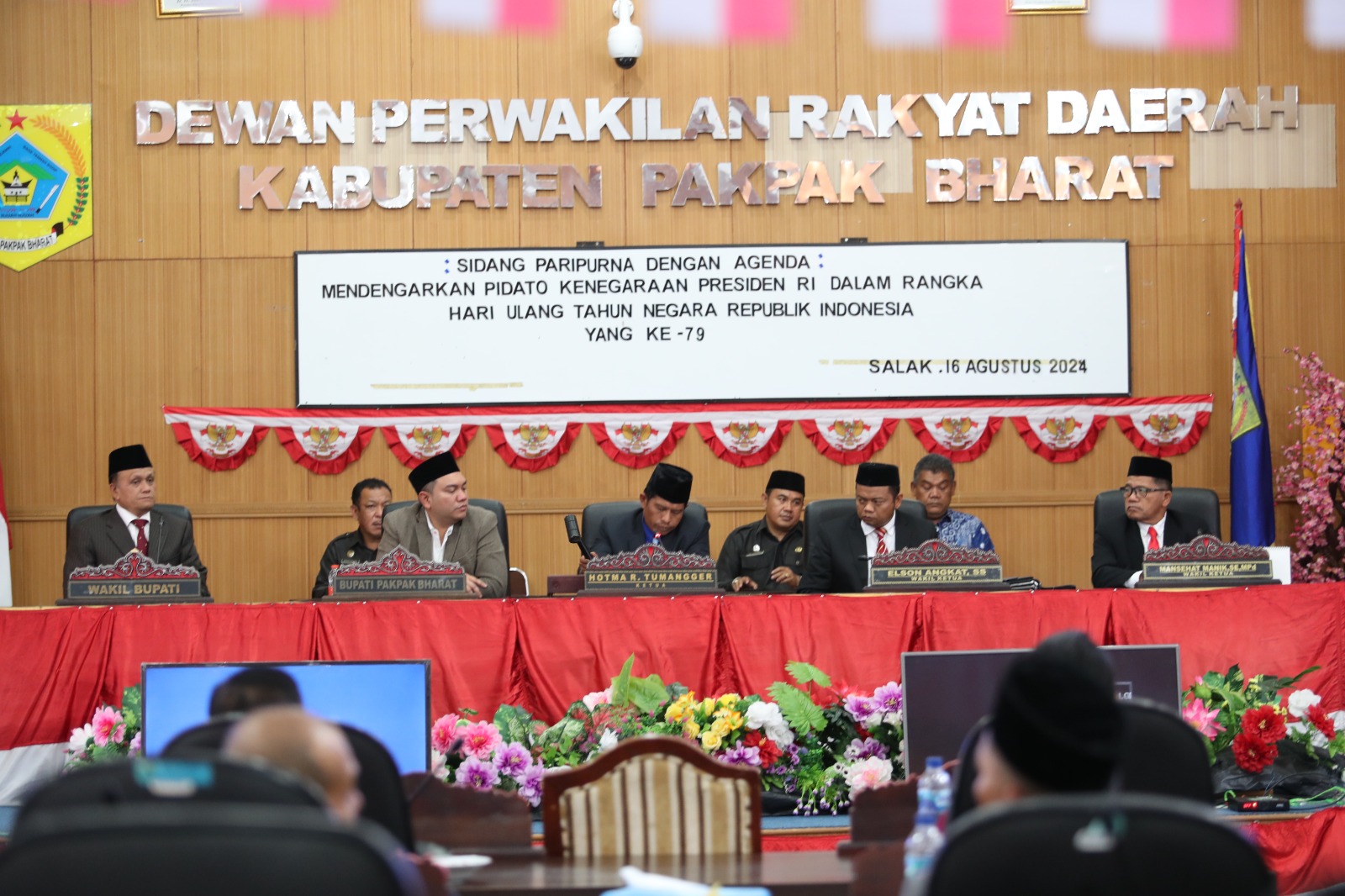 Bupati Pakpak Bharat Mendengarkan Pidato Kenegaraan Presiden RI di Sidang Paripurna Istimewa DPRD