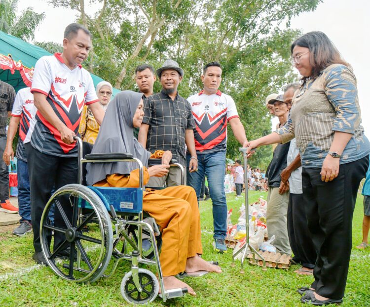 Polres Sergai Dukung Turnamen Sepakbola Forkopimda Cup U-23, Ibu Ngatini Terharu Menerima Kursi Roda