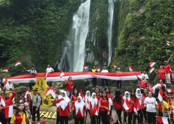 Meriahkan HUT RI Ke-79, Pemkab Pakpak Bharat Gelar Kirab Merah Putih dan Panggung Seni di Air Terjun Lae Mbilulu