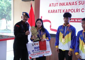 Dansat Brimob Polda Sumut Serahkan  Reward Kepada Atlit INKANAS Sumut Berprestasi di Kejurnas Karate Kapolri Cup 2024