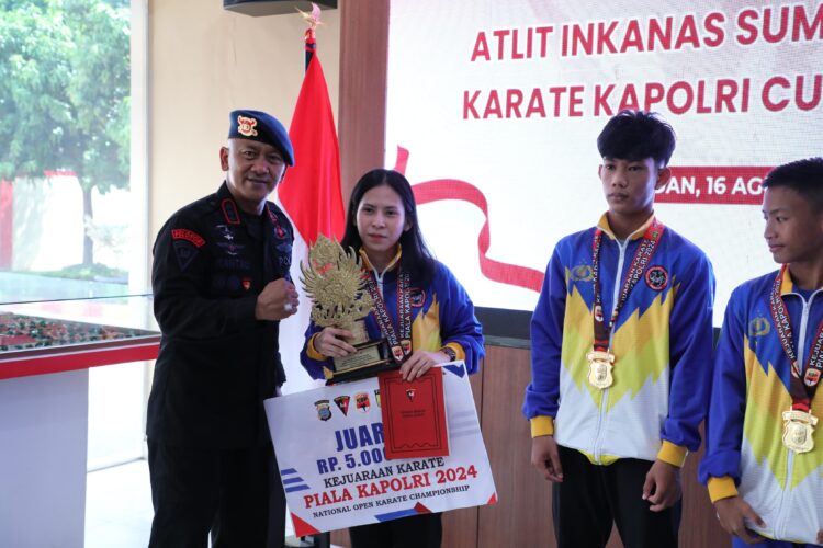 Dansat Brimob Polda Sumut Serahkan  Reward Kepada Atlit INKANAS Sumut Berprestasi di Kejurnas Karate Kapolri Cup 2024