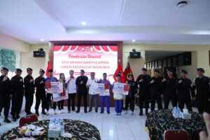 Dansat Brimob Polda Sumut Serahkan  Reward Kepada Atlit INKANAS Sumut Berprestasi di Kejurnas Karate Kapolri Cup 2024