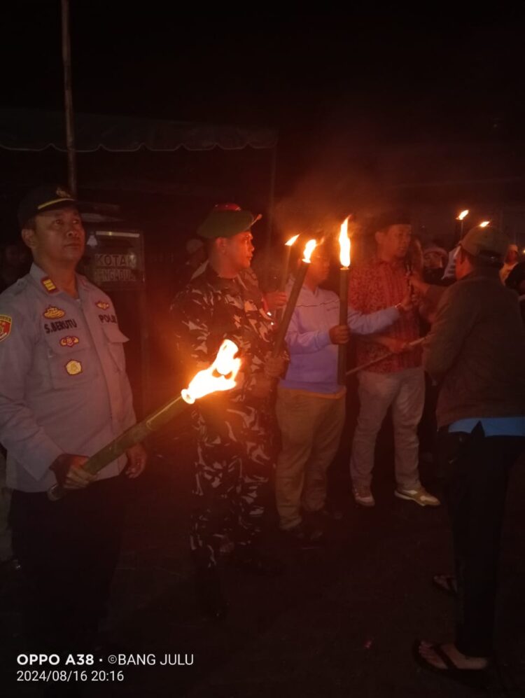 Camat Kerajaan Lepas Peserta Upacara Taptu dan Pawai Obor 