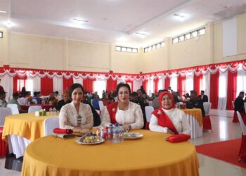 Pemkab Pakpak Bharat dan masyarakat Nobar Upacara Detik-Detik Proklamasi
